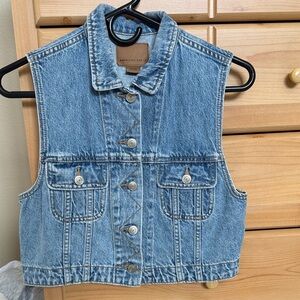 EUC American eagle denim button down vest 
size small